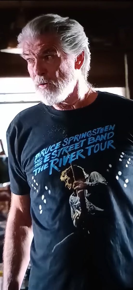 BDoltri's tweet image. Pierce Brosnan wears the best T-Shirt ever, in the new Netflix movie “The Thursday Murder Club”.

❤️🎸🇺🇸🎷🇮🇹❤️🚂❤️

#FromItalyForBruce
#LOHADTour
#SpringsteenTour2024
#SpringsteenTour2025
#Springsteen
#TheRiverTour