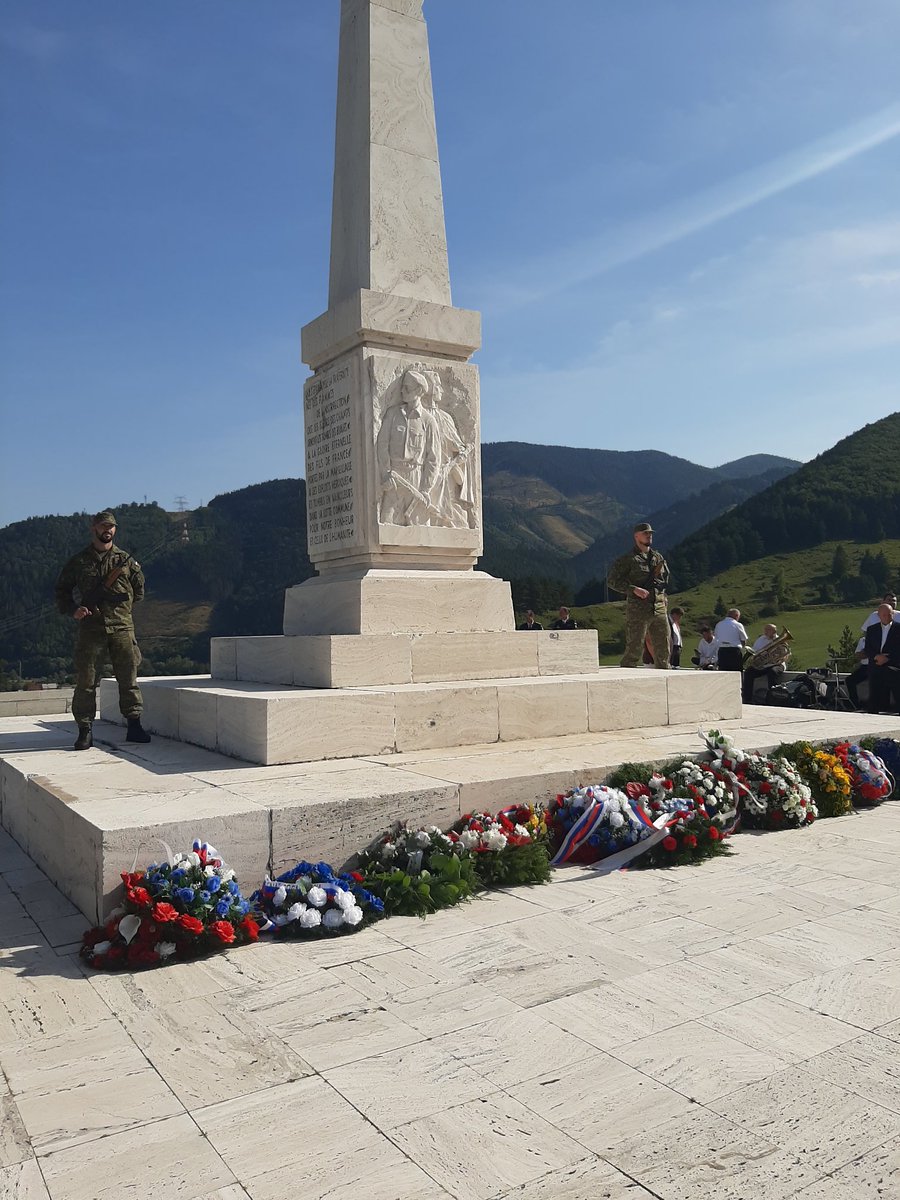 #Strečno : honneur et respect aux Français qui se sont battus pour la liberté aux côtés des Slovaques en 1944-45. Prisonniers de guerre, jeunes du STO, 480 enfants de la France ont combattu, plus de 61 sont morts, 24 reposent sous le monument. Une histoire méconnue.