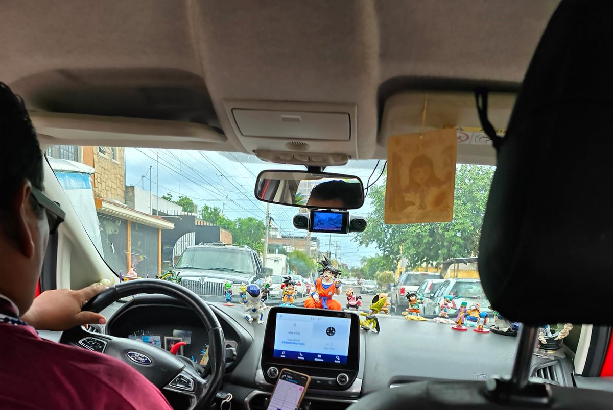 El Didi en el que va mi esposa tiene el tablero lleno de figuras de Dragon Ball.
Excelente Servicio.