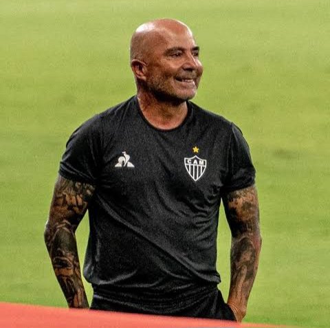 angelo_cao_'s tweet photo. Caixinha = Galo eliminado na Sula e briga contra o rebaixamento no Brasileirão
Sampaoli = A SAF traria toda torcida para o lado dela. Time acordaria, teria padrão tático e motivação. Briga pelo G6 e título da Sula.

É só fazer o simples e ligar para o argentino. @Atletico #Galo https://t.co/051yasVDyX
