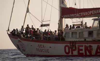 La única diferencia que hay entre Open Arms y los barcos negreros de otras épocas, es que somos los propios negros los que pagamos la cruzada a unos esclavistas que se nos presentan como progresistas y nos prometen labores esclavas pero sin látigos.

LA ESCLAVITUD MODERNA