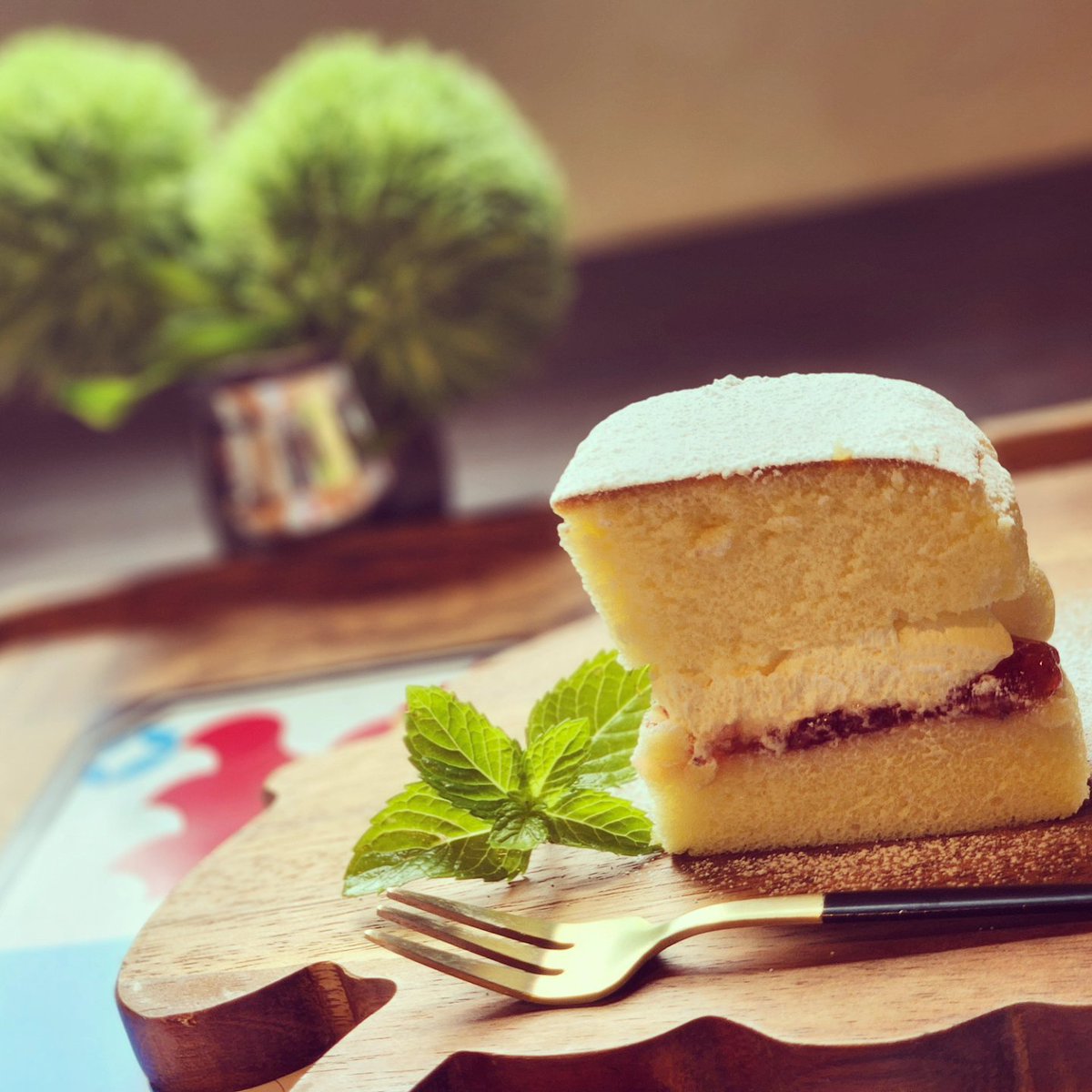 本日、
金曜日は本店営業日
「つむぐ」展最終日

切り絵作家totomaruさんと
金魚作家SAYACOさんの
繊細な作品をぜひお楽しみください

コラボスイーツも今日まで
作家さんが
「こんなスイーツ作りたい」とイラストで案をくださり、そのまま商品化しました

お二人の夢の詰まったスイーツもぜひ✨