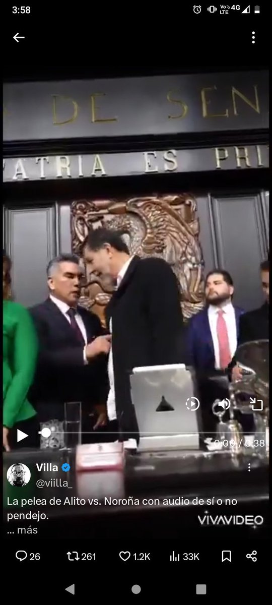 Al revisar el video este es el primer contacto físico y a partir de ahí es que escalan las cosas...