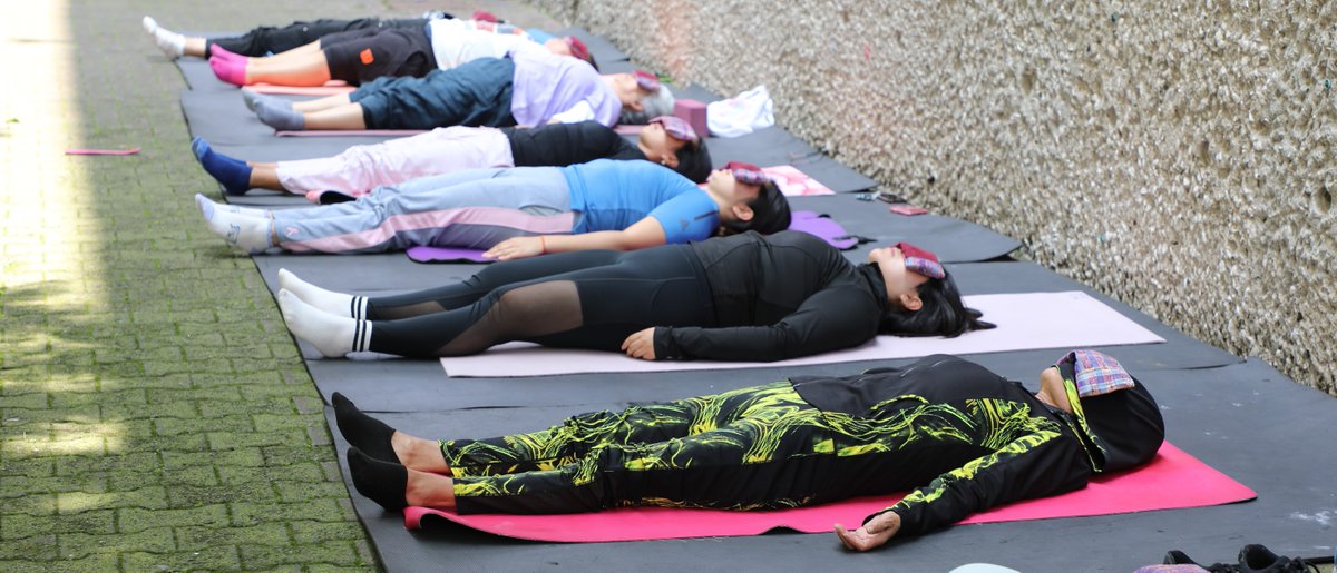 En la Jornada conmemorativa por los 47 años de la UPN, en la Unidad 092, Ajusco, la profesora Ana María Ortega impartió la clase de Yoga, en donde se combinaron posturas físicas, técnicas de respiración y meditación para lograr el bienestar integral.