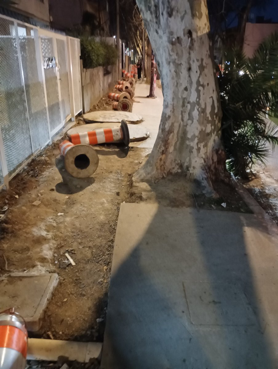 Hace dos semanas que toda la cuadra de Garibaldi entre 8 de Octubre y Cornelio Cantera está así. Tiraron los cables después de romper la vereda, taparon y no pasó más nada. Montevideo no quiere ni un poquito a sus peatones. <a href="/Mario_Bergara/">Mario Bergara</a> <a href="/montevideoIM/">Intendencia de MVD</a> dicen que esto cambiará?