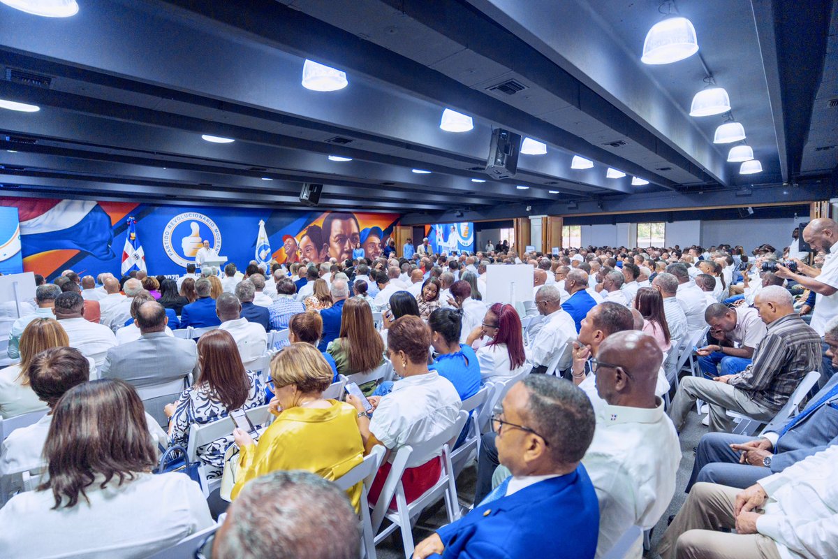 ulisesrodg's tweet photo. ¡Extraordinario y motivador encuentro el día de hoy, con los dirigentes del @PRM_Oficial ! 

Un espacio de unidad y compromiso donde dimos seguimiento a los programas partidarios en curso, fortaleciendo nuestra institucionalidad y reafirmando la fuerza que distingue a la gran familia perremeísta.