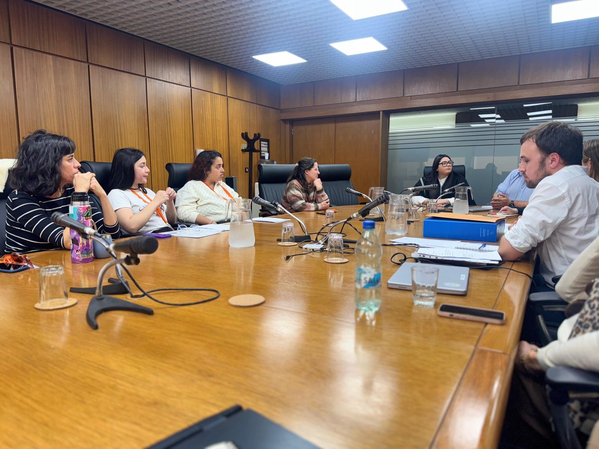 Hoy compartimos un valioso intercambio con la Red de Egresados del Uruguay (del INAU) sobre nuestro proyecto de ley. Sus aportes, contrastando con experiencias de la región, fortalecen la propuesta.

El diálogo abierto y serio con quienes vivieron los dispositivos de cuidado es