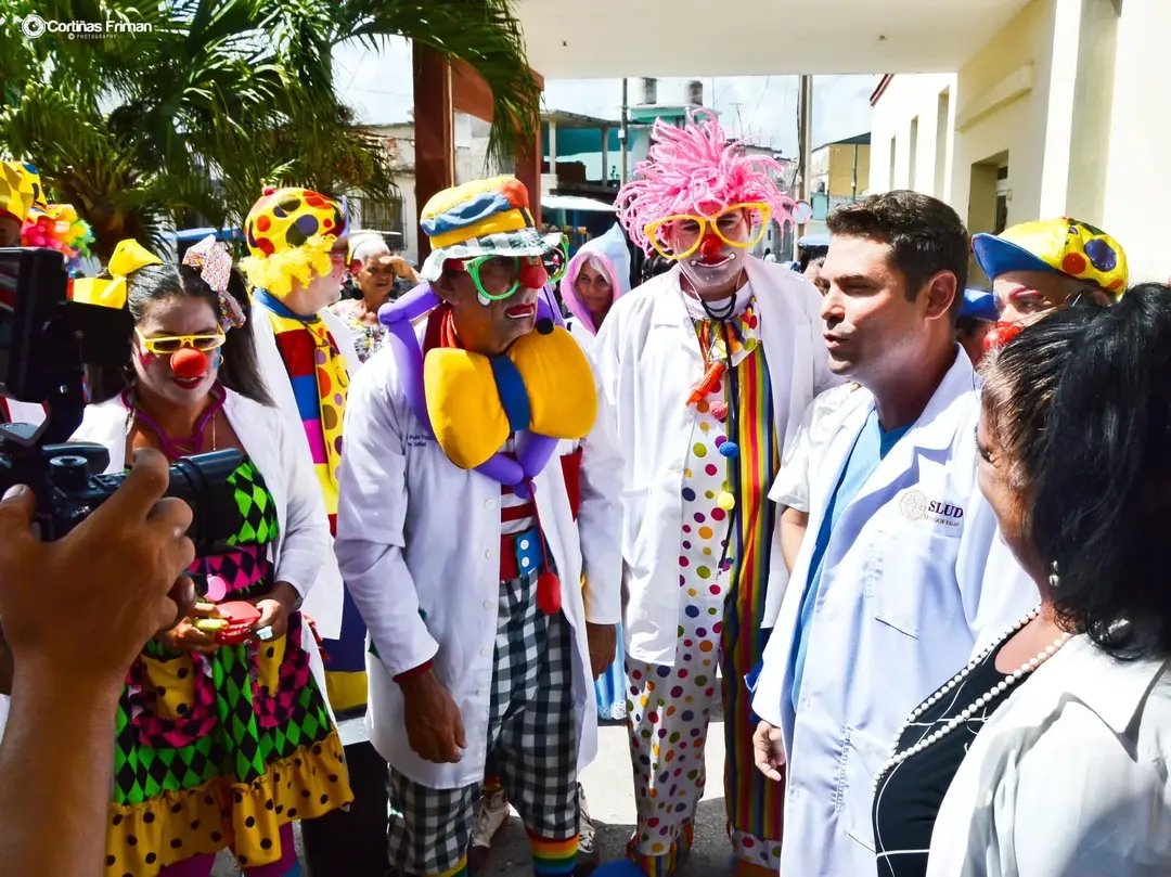 HppPina's tweet photo. Como oxígeno transitando por las arterias de nuestro  #Camagüey llegó a su estación el Bus Diagnóstico de la Risa , payasos contagiados de alegría y mucha Felicidad hicieron parada en nuestros Hospital para llevarles sonrisas a nuestros niños Hospitalizados.
#CubaPorLaVida 
#Cuba https://t.co/cHAW3Ugyhh