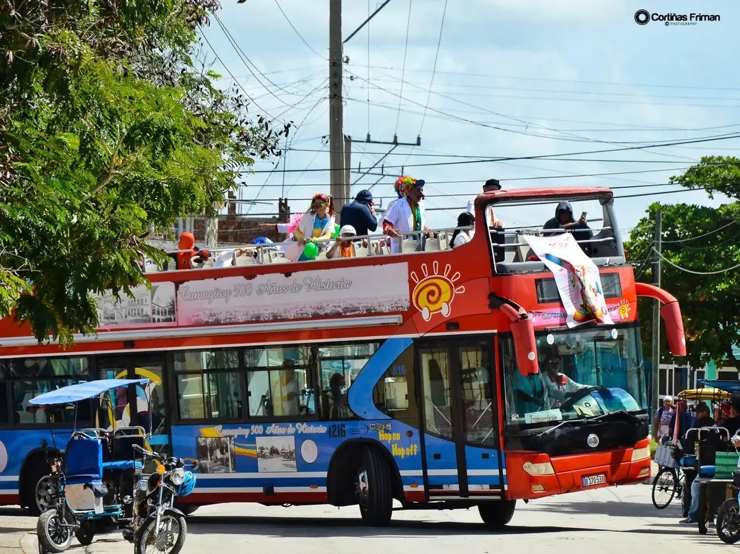 HppPina's tweet photo. Como oxígeno transitando por las arterias de nuestro  #Camagüey llegó a su estación el Bus Diagnóstico de la Risa , payasos contagiados de alegría y mucha Felicidad hicieron parada en nuestros Hospital para llevarles sonrisas a nuestros niños Hospitalizados.
#CubaPorLaVida 
#Cuba https://t.co/cHAW3Ugyhh