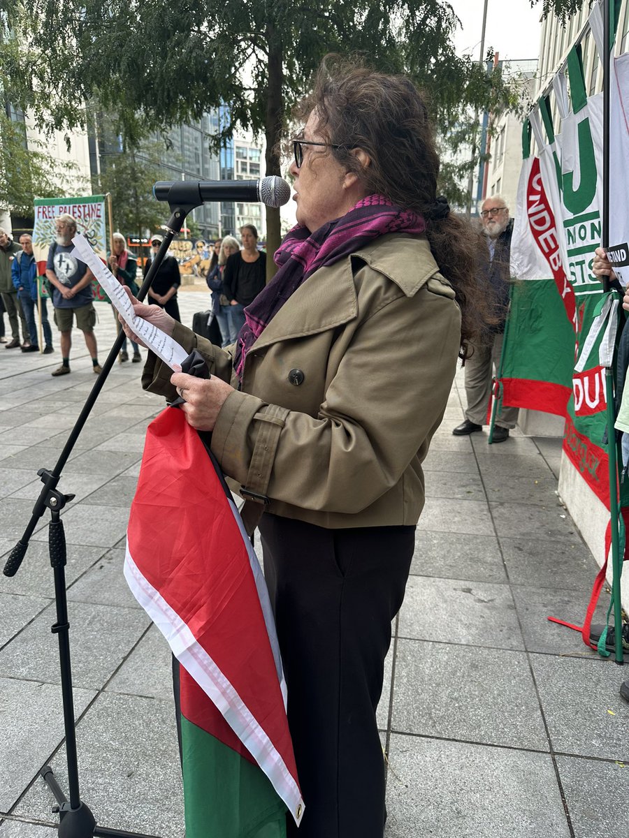 NUJWales's tweet photo. Around 80 turned out to support our vigil to remember the journalists and media workers killed in Gaza by Israeli forces. We heard inspiring speeches and read out the over 200 names of those killed. Thanks for the support of trades union colleagues and Palestine activists. https://t.co/GVqb6veF4u