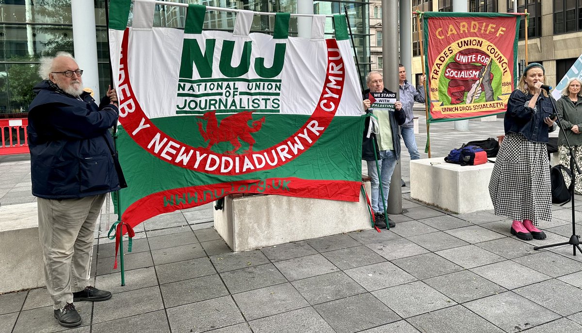 NUJWales's tweet photo. Around 80 turned out to support our vigil to remember the journalists and media workers killed in Gaza by Israeli forces. We heard inspiring speeches and read out the over 200 names of those killed. Thanks for the support of trades union colleagues and Palestine activists. https://t.co/GVqb6veF4u