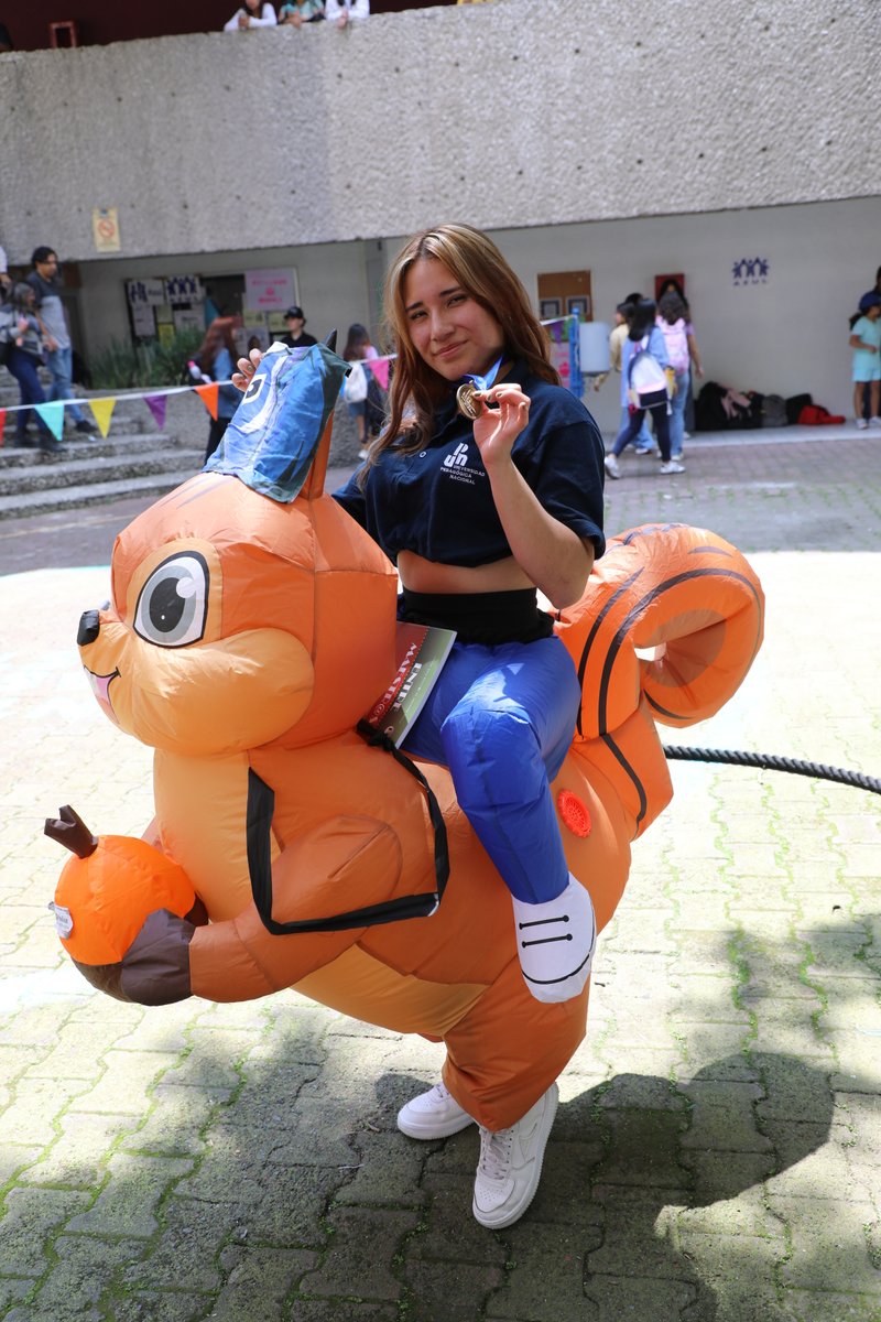 En la Carrera de botargas en la Unidad 092, Ajusco participaron 20 estudiantes disfrazados con diferentes atuendos inflables, mamelucos y creaciones propias, en el marco de los festejos por el 47 aniversario de esta casa de estudios.