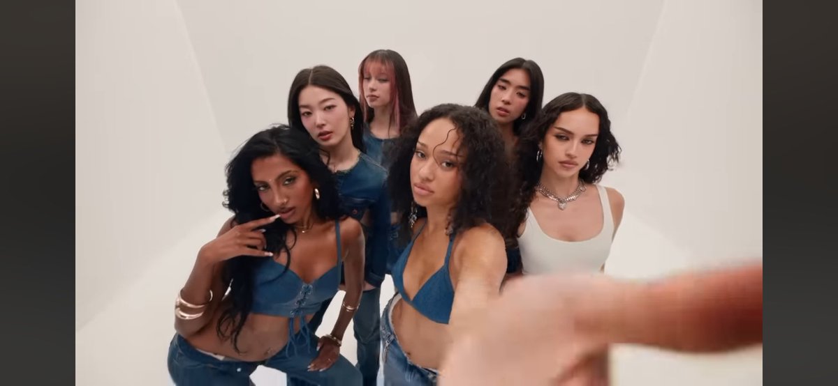 דל״פ הפרסומת הזו של גאפ נותנת קנאה בסידני סוויני