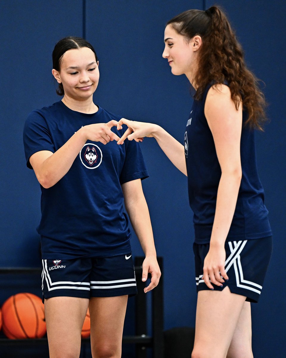 UConn Women’s Basketball (@uconnwbb) on Twitter photo 🫶 🫶