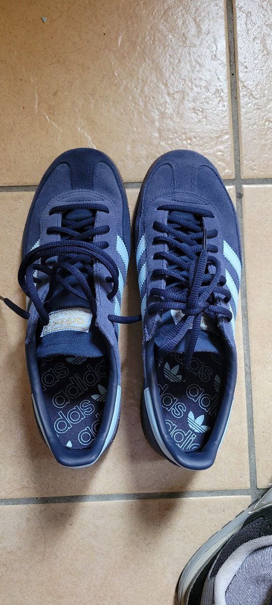 mizkiiiing's tweet photo. 昨日買ったアディダスのSpezial 
ネイビーとスカイブルーめっちゃ可愛い
つま先の色が違う笑
ちなみにどっちが正しいの？笑
 #addidasspezial
@adidasJP https://t.co/FfJkee8MSQ