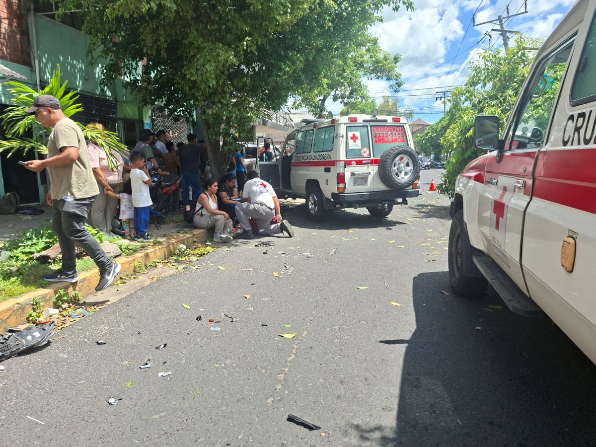 La PerspectivaSv (@laperspectivasv) on Twitter photo #TraficoSV
10 personas resultaron heridas esta tarde en un accidente de tránsito registrado sobre la 15 calle oriente y 2a avenida Sur en San Salvador.
La <a href="/CruzRojaSal/">CruzRojaSal</a> traslado a seis de la víctimas a diferentes hospitales. #TraficoSV
10 personas resultaron heridas esta tarde en un accidente de tránsito registrado sobre la 15 calle oriente y 2a avenida Sur en San Salvador.
La <a href="/CruzRojaSal/">CruzRojaSal</a> traslado a seis de la víctimas a diferentes hospitales.