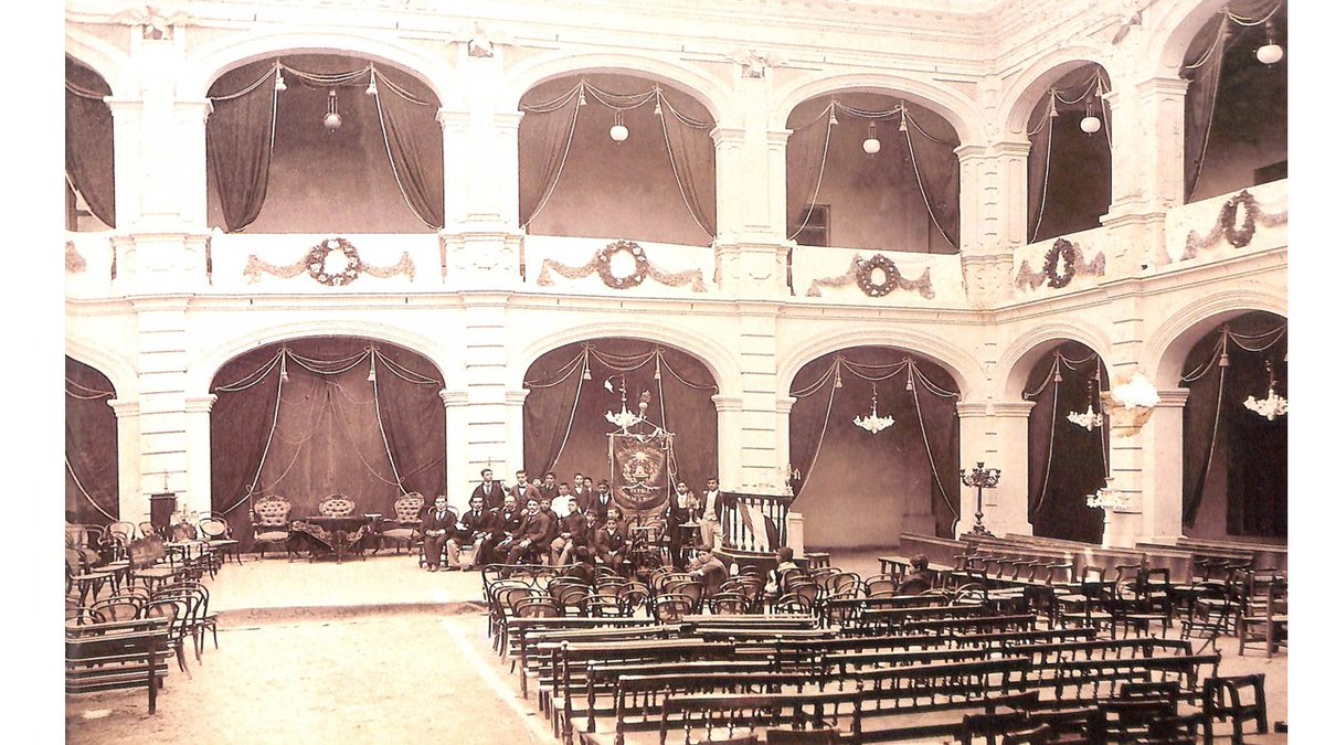 AdrianZarate4's tweet image. #SabiasQué
En 1928 se lleva a cabo la celebración del primer centenario del Instituto Científico y Literario en @TolucalaBellaCd  (que hoy es la UAEMex), esta consistió en un mes de actividades programadas por una junta organizadora, culminando con una velada literario-musical.