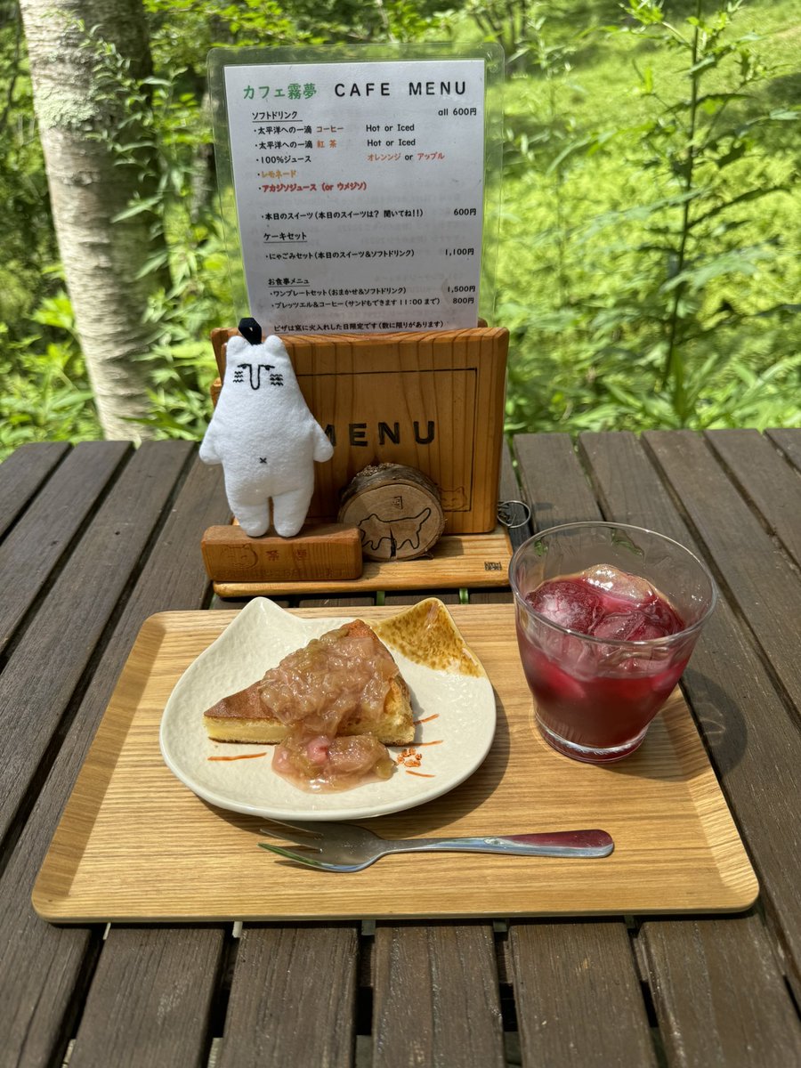 DugongY's tweet photo. 霧ヶ峰はコロボックルヒュッテさんが有名ですがじゅごん氏は車山湿原まで足を伸ばした先にあるcafe霧夢さんも推しです。森の中にポツンと建ってる小さな小屋はまるで隠れ家のよう。次は大きなピザ釜で焼いた名物ピザを食べたい。 https://t.co/KY01UQrgrA