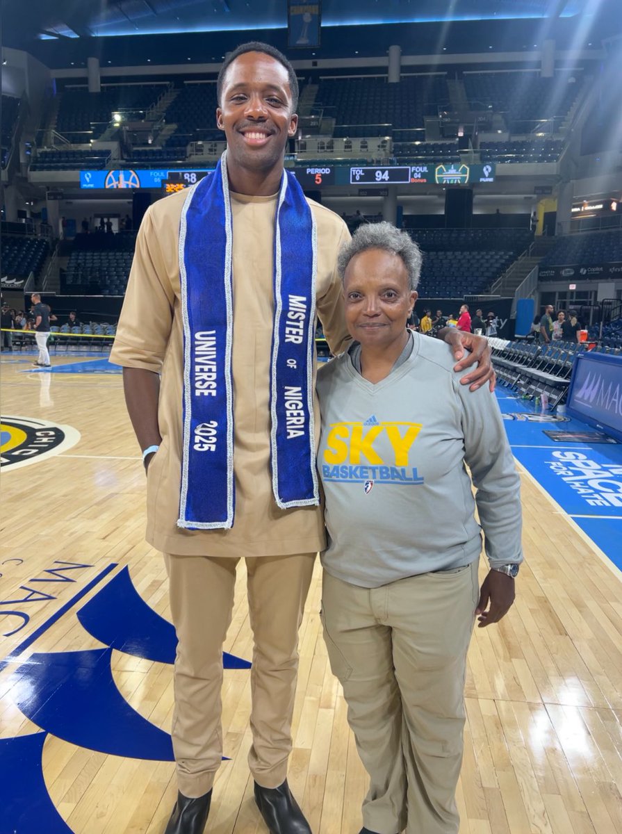 CUgetsbuckets's tweet image. Honored to meet Lori Lightfoot at the Chicago Sky game 🏀🌍

We spoke on the city, Nigeria, and my Mister Universe journey. 🇳🇬#MisterUniverseNigeria