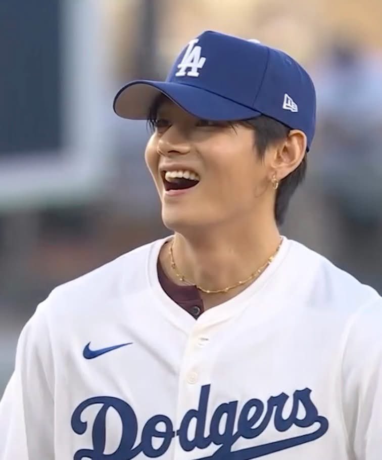 Seeing our Kim Taehyung happy makes my heart so full 🥹