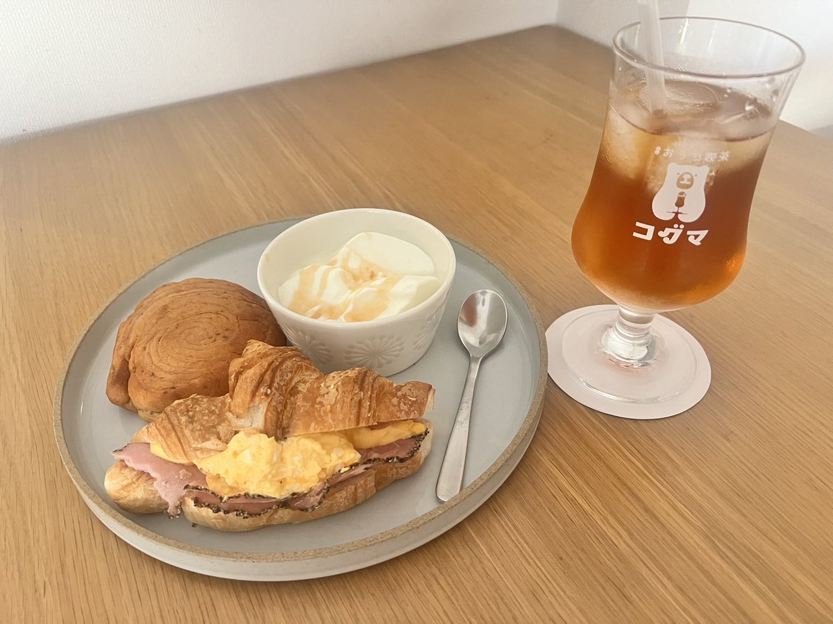 今日が金曜日だとどうしても信じられないのでカフェごっこで自分を誤魔化しています