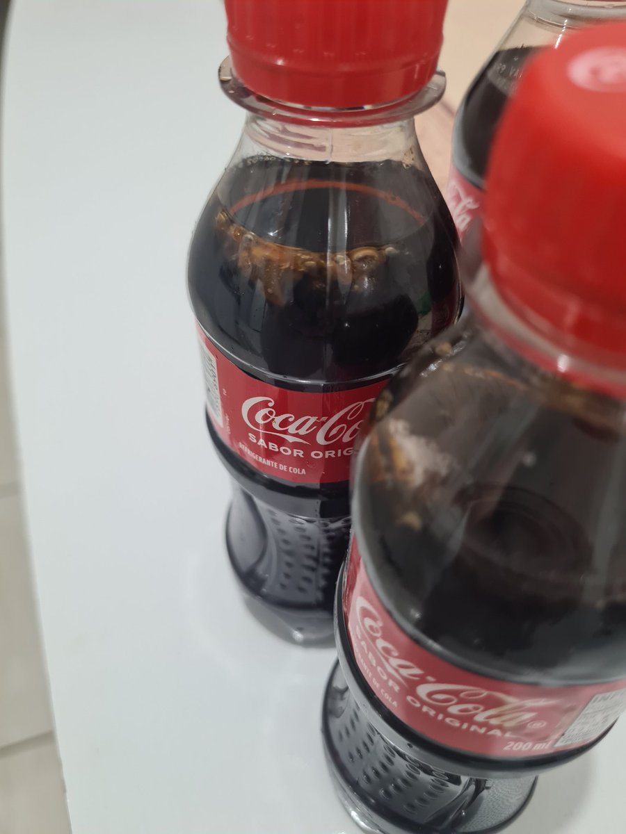 danibalfe's tweet photo. @CocaCola_Br o que é isso na minha bebida? Socorro 

Comprei várias mini e essas estão com alguma coisa dentro. 😮😮 https://t.co/Dmz5aWMYTG