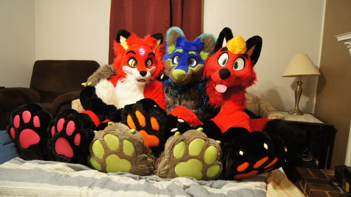 RiggyFolf's tweet image. Day 28 of #Pawgust 

Feat. @YutuTheFox and @Melvis_Barksy