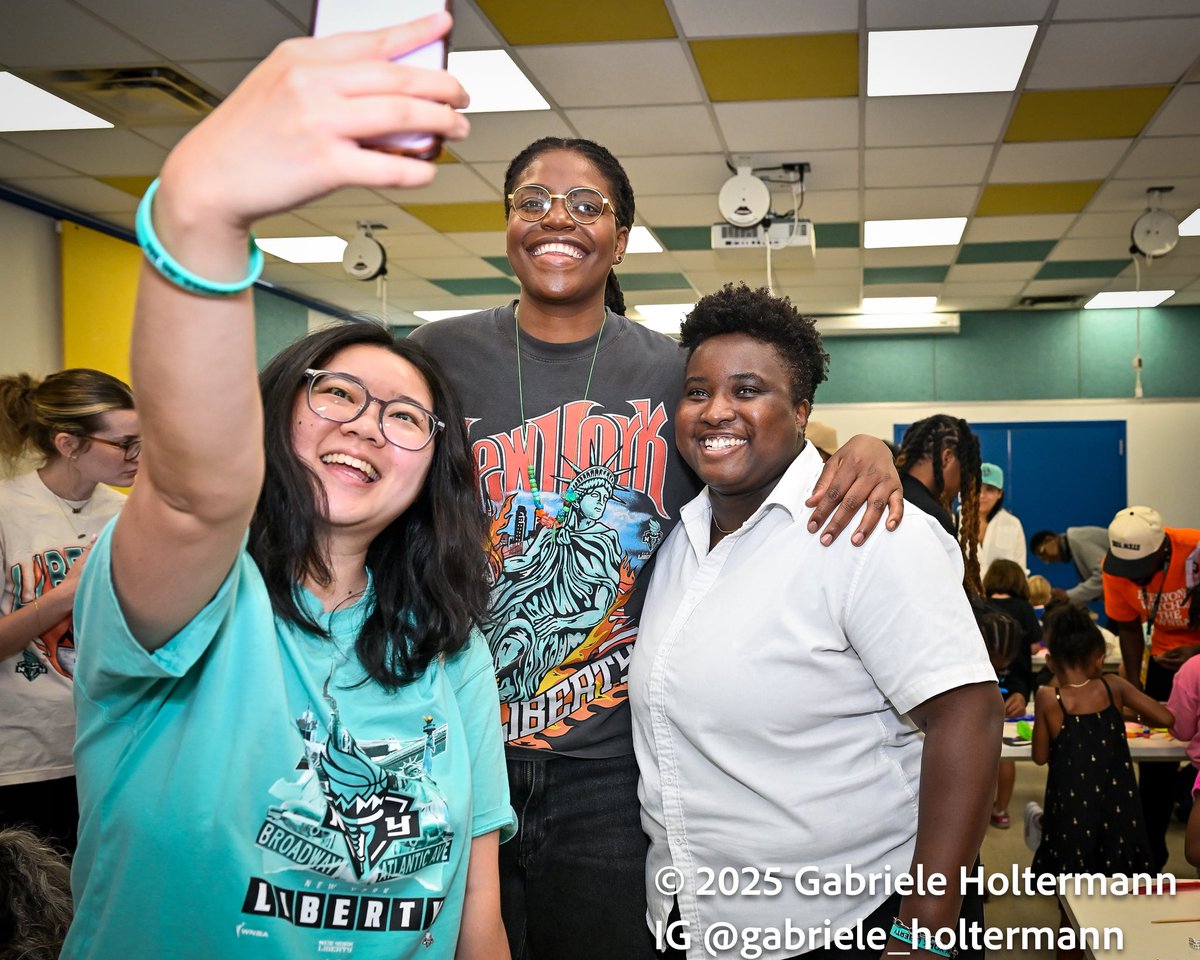 Talking about a slam-dunk assignment as 𝐍𝐞𝐰 𝐘𝐨𝐫𝐤 𝐋𝐢𝐛𝐞𝐫𝐭𝐲 Center and 2024 WNBA Finals MVP 𝐉𝐨𝐧𝐪𝐮𝐞𝐥 𝐉𝐨𝐧𝐞𝐬 brings storytime magic to young fans at the Brooklyn Public Library in Crown Heights.