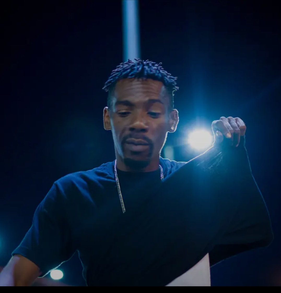 Artist of the week🎵🍒:
@VenumDaspeak, de son vrai nom Bitjoka Bernard, est un rappeur, producteur et entrepreneur 🇨🇲. Également connu sous les pseudonymes Veve et The Big sosa, il est une figure notable de la scène hip-hop camerounaise contemporaine.⤵️