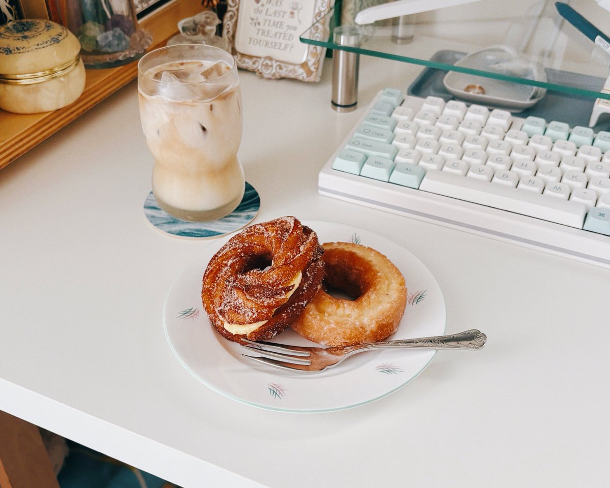 金曜朝の甘いドーナツ カフェオレはミルクおおめ