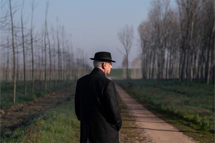 Sorrentino cambia su espectacularidad en #LaGrazia, cinta que nos narra las pericias de un presidente “panista” pero justo, ante el aprobar o no la eutanasia. 

Mariano De Santis, Presidente (ficiticio) de la República italiana, con un gran Toni Servillo, candidato al Volpi.