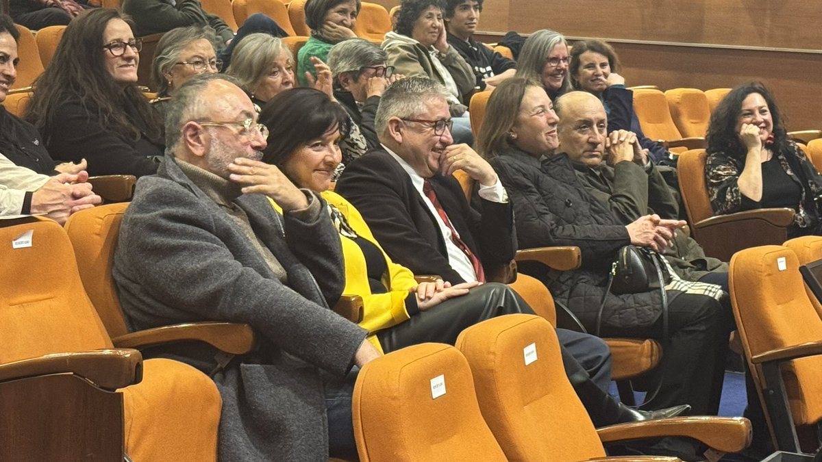 #VinculaciónUdeC: En homenaje a los 60 años del Mural "Presencia de América Latina", se realiza en auditorio de #UdeC Santiago el Concierto "Dos Corazones y un Bolero", del ensamble de cuerdas y percusión de la Orquesta Sinfónica #UdeC junto a la cantante Carmen Prieto.