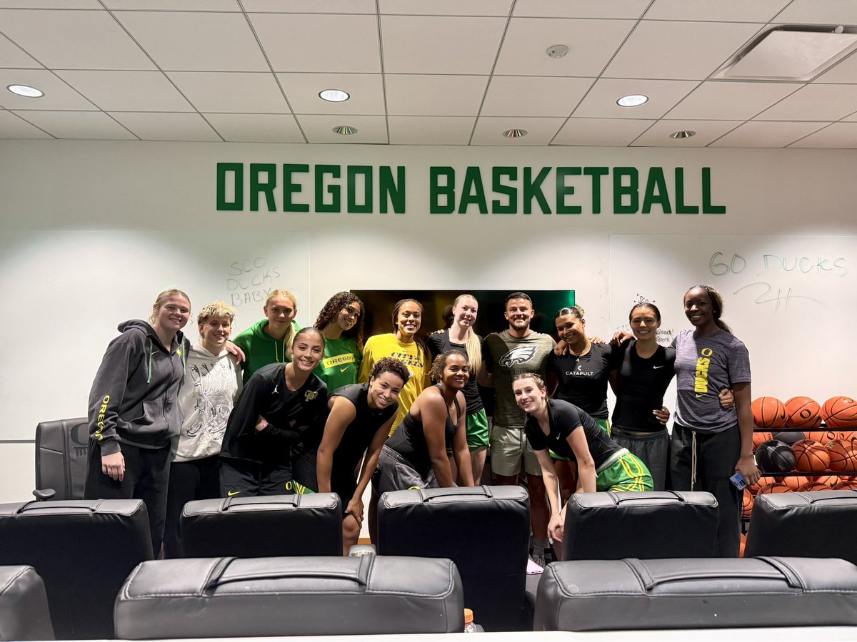 Oregon Women’s Basketball (@oregonwbb) on Twitter photo Ducks helping Ducks 🦆🤝🦆
It was great to sit down and chat with UO legend Devon Allen today!
#GoDucks x <a href="/DevonAllen13/">Devon Allen</a> Ducks helping Ducks 🦆🤝🦆
It was great to sit down and chat with UO legend Devon Allen today!
#GoDucks x <a href="/DevonAllen13/">Devon Allen</a>