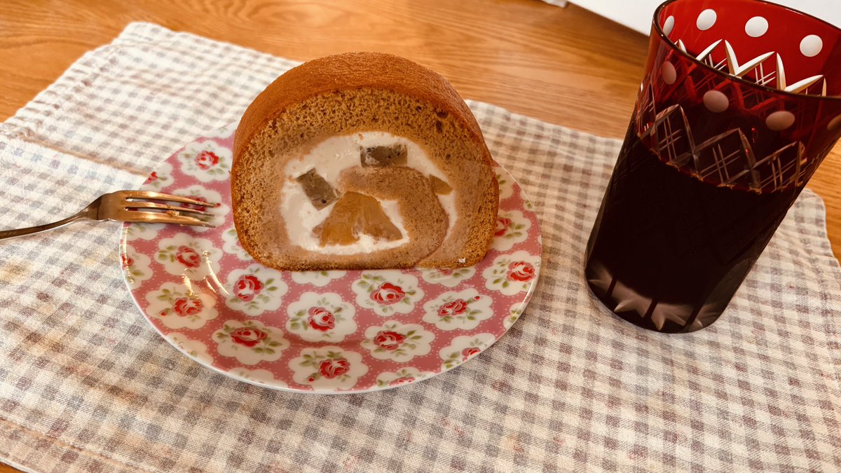 hika_san3's tweet photo. 暑い日にぴったりな、
ロールケーキを頂きました！

パインとキウイでサッパリ
冷たいアイスコーヒーと相性バッチリ！

無添加なので、冷凍で届いて解凍後24時間以内に食べる…甘すぎず美味しいからペロり食べれる。
名前入りの感謝状が嬉しい。

ワキーンさん @freshclean7218 
ありがとう(*´∀`)♪ https://t.co/dxLJFuC6Pj