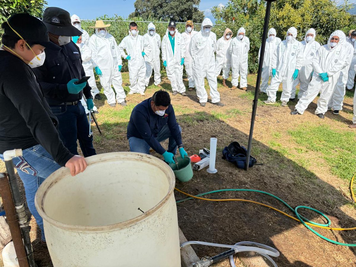 🌿💧¡Aprendiendo juntos por un campo más sostenible!
Formación de instructores y calibración de equipos de aplicación para técnicos y productores, la cual impartimos acompañados de <a href="/UMFFAAC/">Fabricantes y Formuladores de Agroquímicos A.C.</a> con el programa 𝐏𝐮𝐫𝐚 y Dragonagro para:
✨ Uso responsable los agroquímicos.