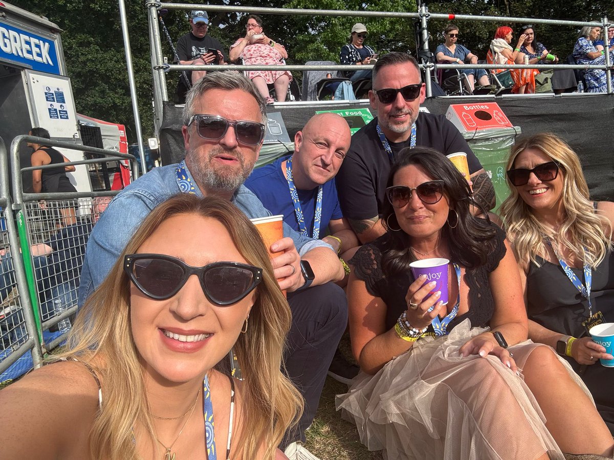 BarrieRo55's tweet image. 12 weeks ago, while letting the Spaniels out at 6am, our kitchen floor collapsed! Today, after 5 different accommodations and a million different experiences….we’re on the eve of moving home with a different view of what life could be like…..House move….incoming? 🏠