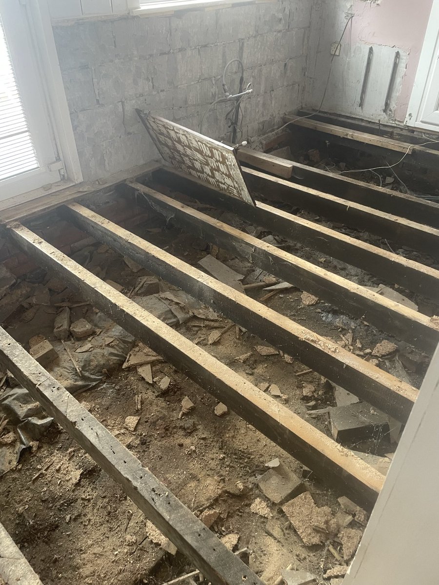 BarrieRo55's tweet image. 12 weeks ago, while letting the Spaniels out at 6am, our kitchen floor collapsed! Today, after 5 different accommodations and a million different experiences….we’re on the eve of moving home with a different view of what life could be like…..House move….incoming? 🏠