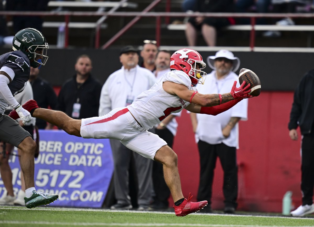 ysufootball's tweet photo. TOUCHDOWN PENGUINS!
A 37-yard pass to Tomczak set up a 4-yard TD run by Brungard.
YSU 21, Mercyhurst 7 | 8:54 2Q
#GoGuins https://t.co/pfKS2VkjxZ