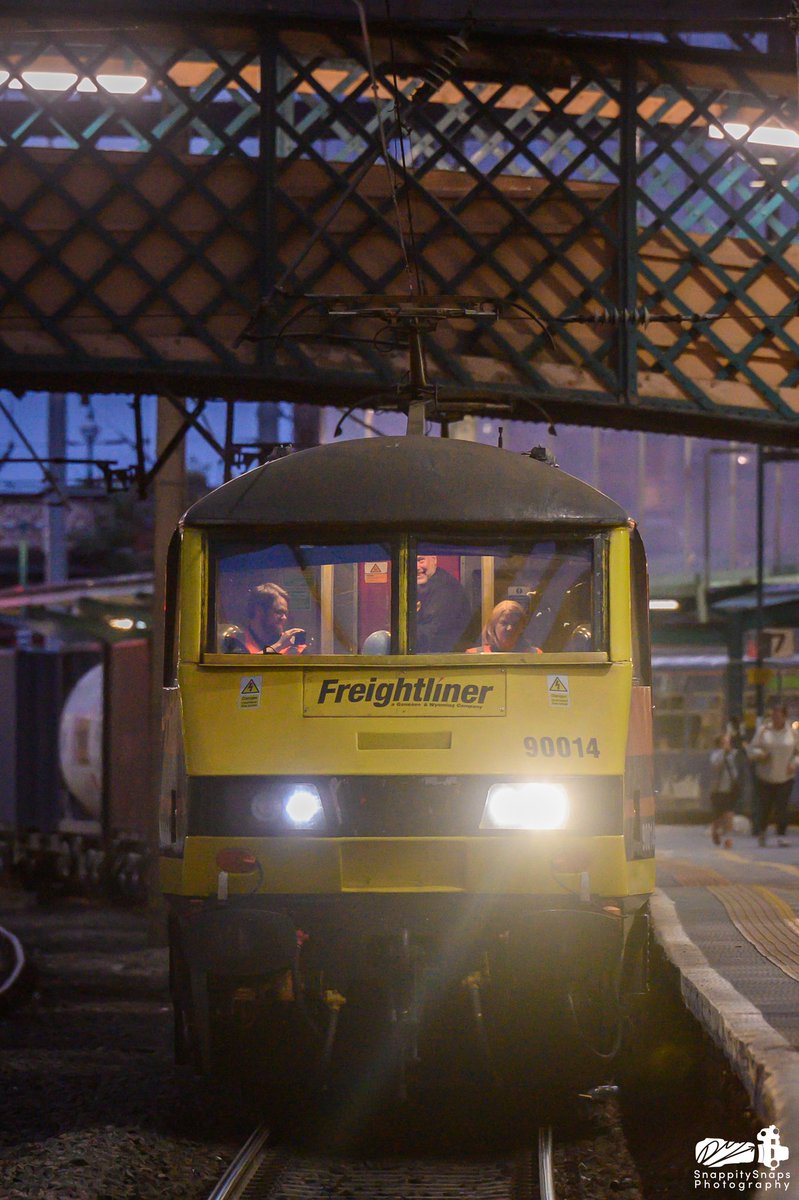 SnappitysnapsP's tweet photo. And that's a wrap for @heather_waugh driving 4M11 into Carlisle tonight to bring their time at @RailFreight to a close. New pastures await them and it was a pleasure to document the final arrival. 

@MrTimDunn @Electra88007 https://t.co/LHVhpgYiAL