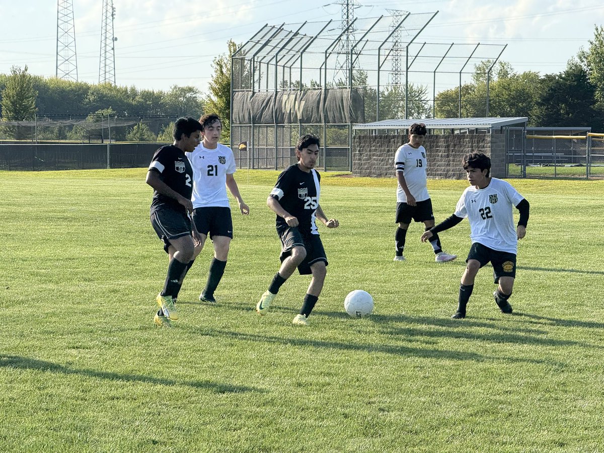 BoysMVSoccer's tweet image. The Frosh-Soph Mustangs defeated the Glenard East Panthers by a score of 1-0 tonight! After a towering header by Dash Dailly to score a corner, the Mustangs locked it down on defense thanks to some great play byCaptain Tim Howley!