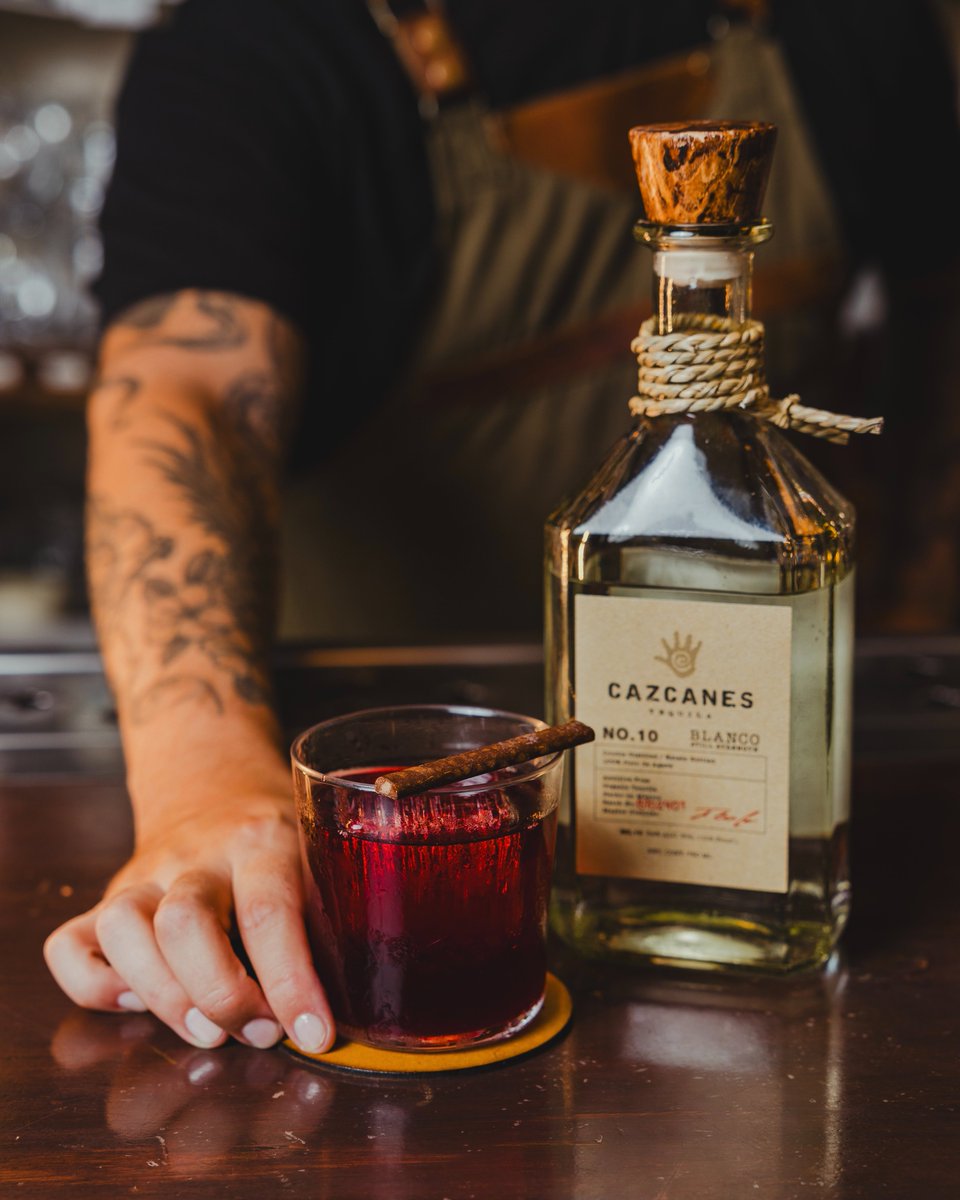 DrinkCazcanes's tweet photo. The Juárez City brings together our No. 10 Blanco, bourbon, cacao, hibiscus, and raspberry for a cocktail that carries an unconquerable spirit.
#TequilaCocktails #AgaveSpirits #CraftCocktails #UnconquerableSpirit https://t.co/qzzmw4ox5O