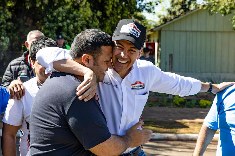 PERDÓN, PERO CON TODO RESPETO: ¿SON IDIOTAS?

Subir una foto del Presidente abrazando afectuosamente, con una sonrisa de oreja a oreja al hijo de del NEFASTO Óscar González Daher (Óscar Rubén González Chaves, condenado por lavado) es un despropósito.

PERDIERON LA VERGÜENZA