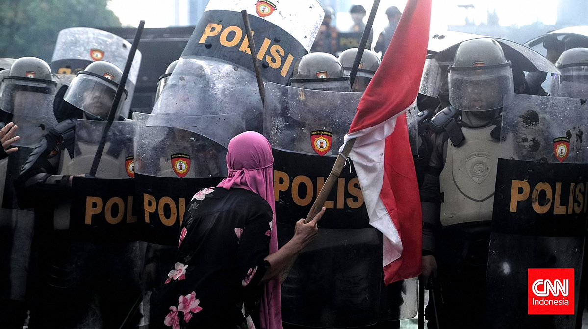 hime (@parksvnqhoon) on Twitter photo Citizen protested to the Indonesian Parliament for the sake of a labor welfare and justice, the medical team reported that there are 150+ victims 🚨
<a href="/BBC/">BBC</a> <a href="/CNN/">CNN</a> <a href="/ndtv/">NDTV</a> <a href="/dwnews/">DW News</a> <a href="/AP/">The Associated Press</a> <a href="/AJENews/">Al Jazeera Breaking News</a> <a href="/nytimes/">The New York Times</a> <a href="/SkyNews/">Sky News</a> <a href="/SCMPNews/">South China Morning Post</a> <a href="/FoxNews/">Fox News</a> Citizen protested to the Indonesian Parliament for the sake of a labor welfare and justice, the medical team reported that there are 150+ victims 🚨
<a href="/BBC/">BBC</a> <a href="/CNN/">CNN</a> <a href="/ndtv/">NDTV</a> <a href="/dwnews/">DW News</a> <a href="/AP/">The Associated Press</a> <a href="/AJENews/">Al Jazeera Breaking News</a> <a href="/nytimes/">The New York Times</a> <a href="/SkyNews/">Sky News</a> <a href="/SCMPNews/">South China Morning Post</a> <a href="/FoxNews/">Fox News</a>