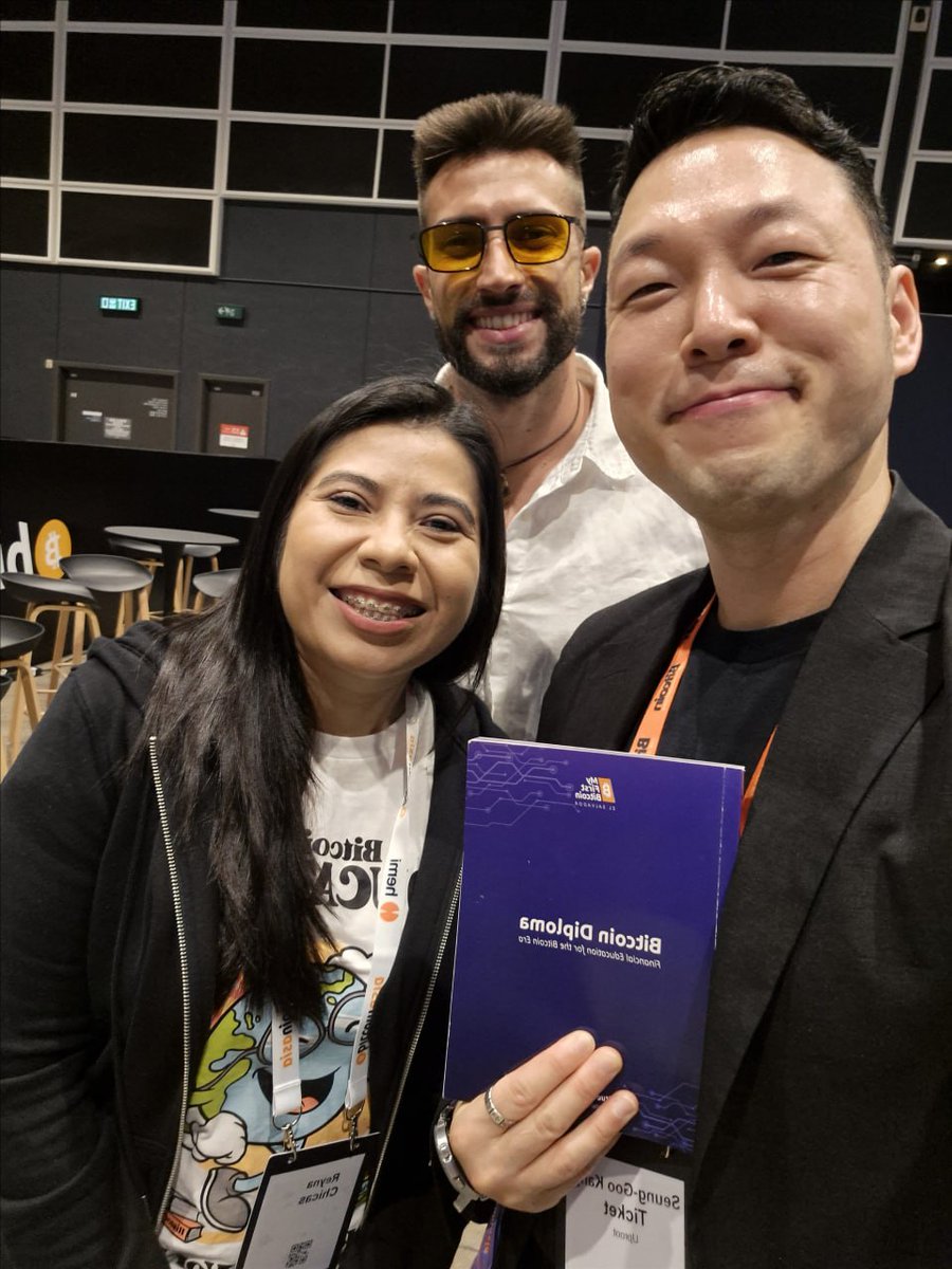 원비트제임스 (@onebitjames) on Twitter photo #비트코인디플로마 #한국 #베트남
My facial expression was awkward and I was holding the book the wrong way, but I was still so happy to see them^^
<a href="/MyFirstBitcoin_/">My First Bitcoin</a> <a href="/wallybits/">Wallybits</a> <a href="/st4rnold/">ARNOLD HUBACH ⚡️</a> #비트코인디플로마 #한국 #베트남
My facial expression was awkward and I was holding the book the wrong way, but I was still so happy to see them^^
<a href="/MyFirstBitcoin_/">My First Bitcoin</a> <a href="/wallybits/">Wallybits</a> <a href="/st4rnold/">ARNOLD HUBACH ⚡️</a>