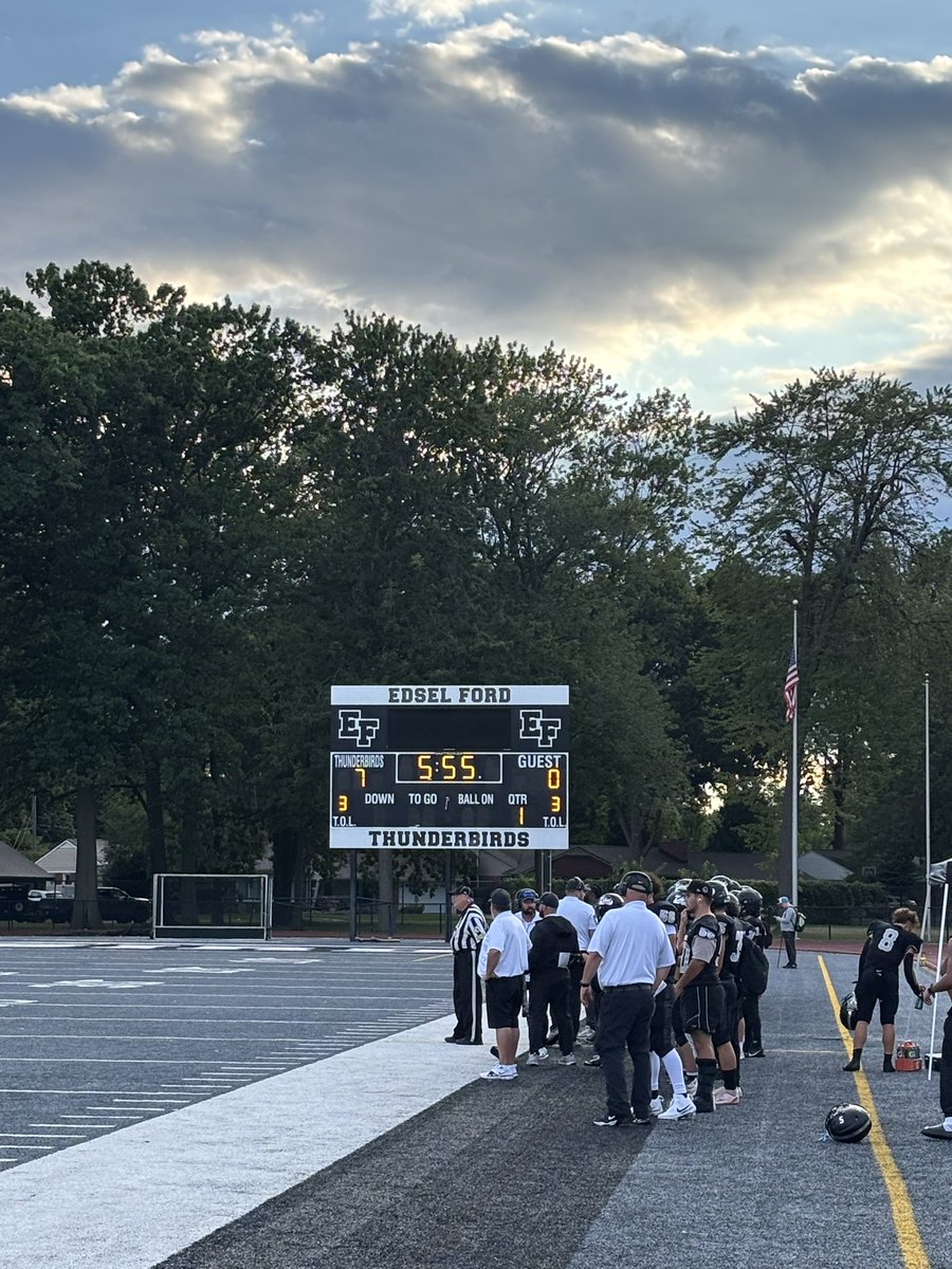🚨Touchdown Thunderbirds🚨

Mahmoud Abdulshafi punches it in from 1yd out. Scoring drive was set up by a 30yd catch from Joey Sullivan off the arm of Abdulla Saleh