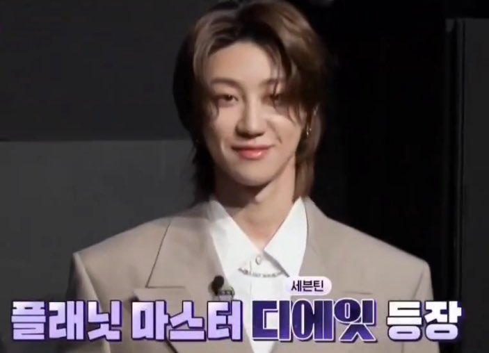 왤케 여자 잡으러온 남자처럼
단속 미소를 짓고 있지