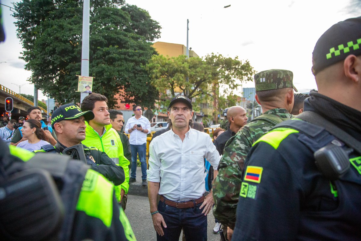 Estamos reforzando la seguridad en Medellín con redadas y controles junto a la Policía y el Ejército. 🚔
Hoy estuvimos en Bulerías, Belén y El Poblado ejecutando acciones de registro y control dentro de los planes Avispa, Cazador y los Puestos de Control.
Seguimos en las calles.