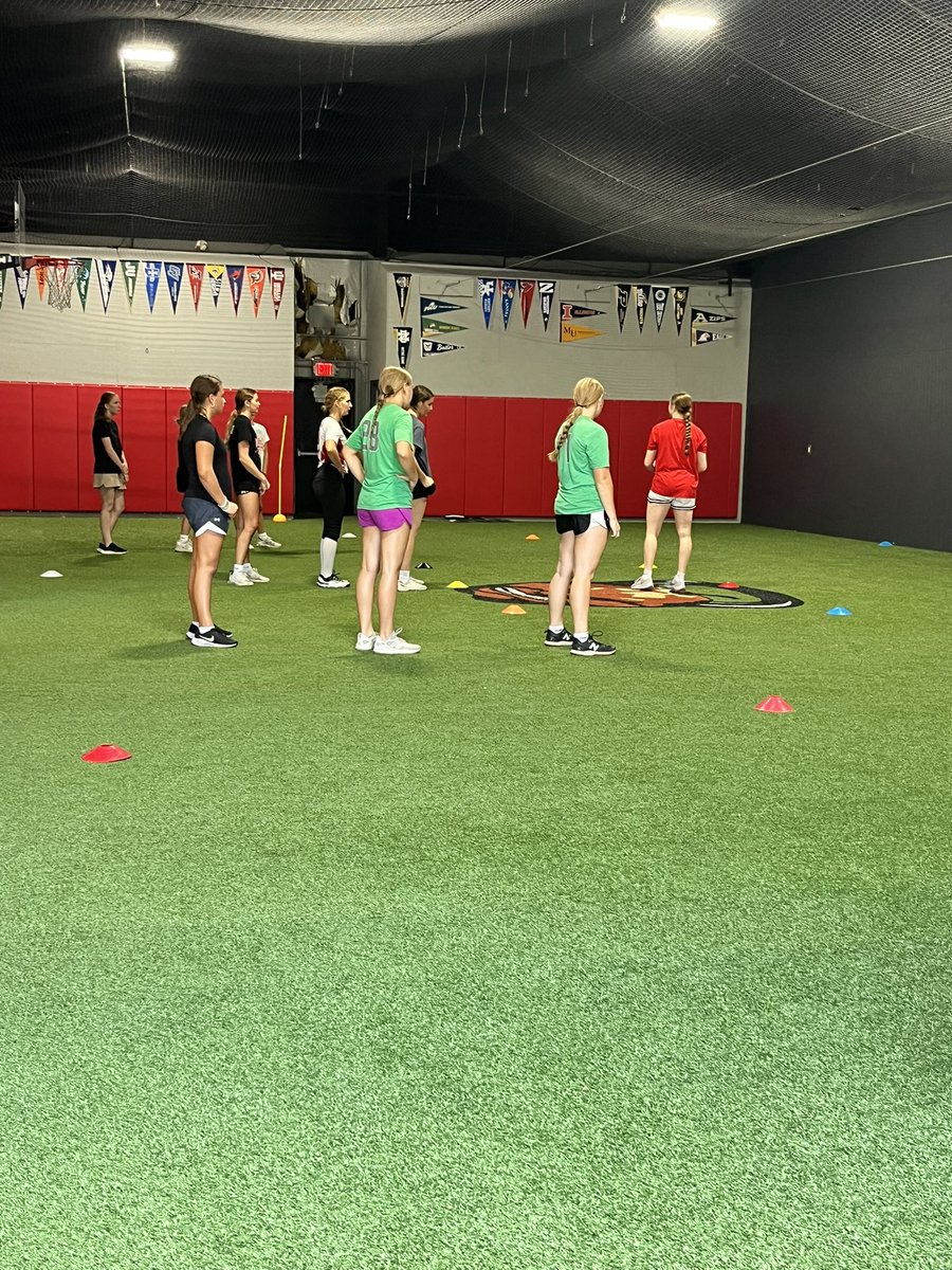Madappleallen's tweet photo. Sports Performance Training night!! Ladies putting in the work and getting stronger and faster! https://t.co/HN6OfWh3UQ