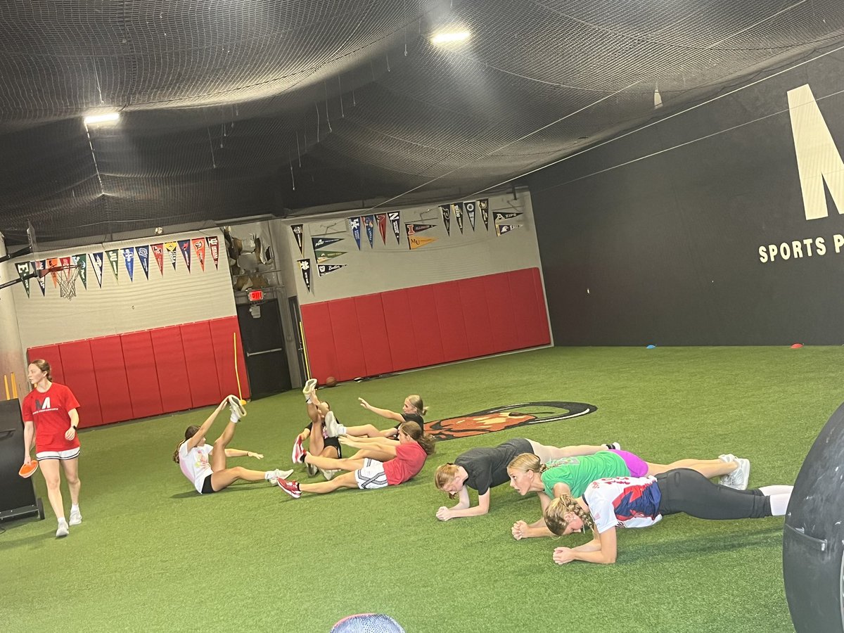 Madappleallen's tweet photo. Sports Performance Training night!! Ladies putting in the work and getting stronger and faster! https://t.co/HN6OfWh3UQ