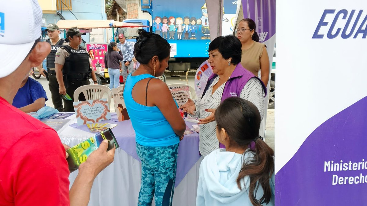 DDHH_Zona5's tweet photo. 📍#Playas
📌Participamos en la Brigada Social liderada por @InclusionEc, acercando nuestros servicios a la comunidad y sensibilizando sobre prevención de la violencia de género, rutas de atención y acceso a derechos.

#ElNuevoEcuador https://t.co/cI5xOgTRKy
